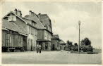 Vorderansicht des Bahnhofes nach dem An- und Umbau 1915. Links der nach einem Bombenangriff 1944 zerstrte Gterschuppen.