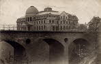 Die Steinbogenbrcke ber die Fischbachbahn mit 7 m Breite (1878-1958) vor dem Rohbau des Rathauses (Zustand 1925).