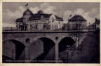 Rathaus Wemmetsweiler (erbaut 1925/26, Architekt Kreisbaumeister Dr. Ing. Otto Ebersbach), im Vordergrund die Eisenbahnbrcke ber die Fischbachbahn (erffnet 1879). 