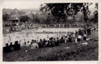 Im Juli 1938 wurde das in der Bruchwies errichtete Schwimmbad der Benutzung übergeben. Die Besucher standen rund um das in Nichtschwimmer und Schwimmer geteilte Becken.