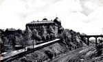 Die zweigleisige Fischbachbahn mit Steinbogenbrcke und das am 2. Oktober 1926 eingeweihte imposante Rathaus.