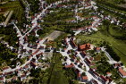 Die colorierte Luftaufnahme zeigt das Unterdorf mit dem Bogen der Ill und den zwei Brcken, im Mittelpunkt die kath. Pfarrkirche und der Sportplatz an der Ill.