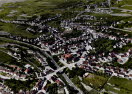 Die colorierte Luftaufnahme zeigt im Mittelpunkt die Fischbachbahn mit der 1958 neu erbauten Brcke und dem Rathaus, rechts oben liegt der neue Sportplatz.