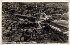 Die Luftaufnahme zeigt im Vordergrund einen Teil des Michelsberges, den Einschnitt der Fischbachbahn mit der Steinbogenbrcke und dem 1925/26 erbauten Rathaus.