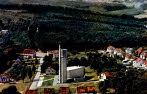 Die Luftaufnahme zeigt im Mittelpunkt die kath. Kirche Maria Königin auf dem Michelsberg, umgeben von Wald, Siedlung "Auf Bauers" und Endstraße, noch ohne Kindergarten (erbaut 1967/1970, wegen Grubenschäden 1995 abgerissen).