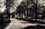 Im Vordergrund die Strae von Bildstock mit groen Bumen und der Restauration Steigershaus, Wemmetsweiler - Inh. Aug. Zentz.