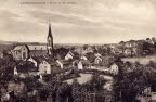 Im Mittelpunkt die kath. Pfarrkirche mit Illinger-, Korn- und Brckenstrae. Im Vordergrund die freie Flche, wo der Sportplatz an der Ill entstand.